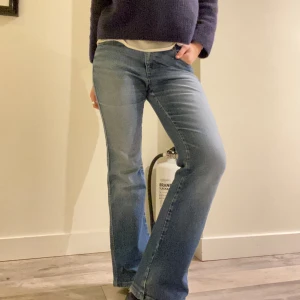 Raka jeans - Raka jeans från Armani med as snygga detaljer!!! Jag är ca 170 cm ❤️