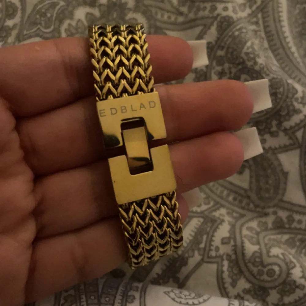 Säljer denna fina guldpläterade armbandet från edblad i storlek SMALL! Använd fåtal gånger, superbra skick💕 För mer bilder, skriv privat📥. Accessoarer.