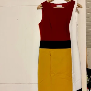 Calvin Klein Klänning, stlk. 6  - Fin klänning behöver ett nytt hem! Calvin Klein dam klänning från Calvin Klein i multi färgen, storlek 6/S. Använd i flera tillfälle. Skicka ett mejl om önskar flera bilder eller har några funderingar. 
