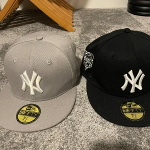 Onesize keps - Användt ca 5ggr var. Original pris vad 600kr st. Strlk 59,6cm. Pris kan diskuteras. 600kr för bägge. Fraktas eller mötas upp