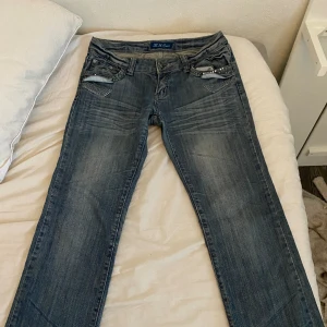 Jeans - Säljer dessa as snygga lågmidjde bootcut jensen!! Dem är i storlek 34-36! Skriv om du är intresserad eller undrar över nått! 😍ANVÄNDER INTE KÖP NU!!❣️