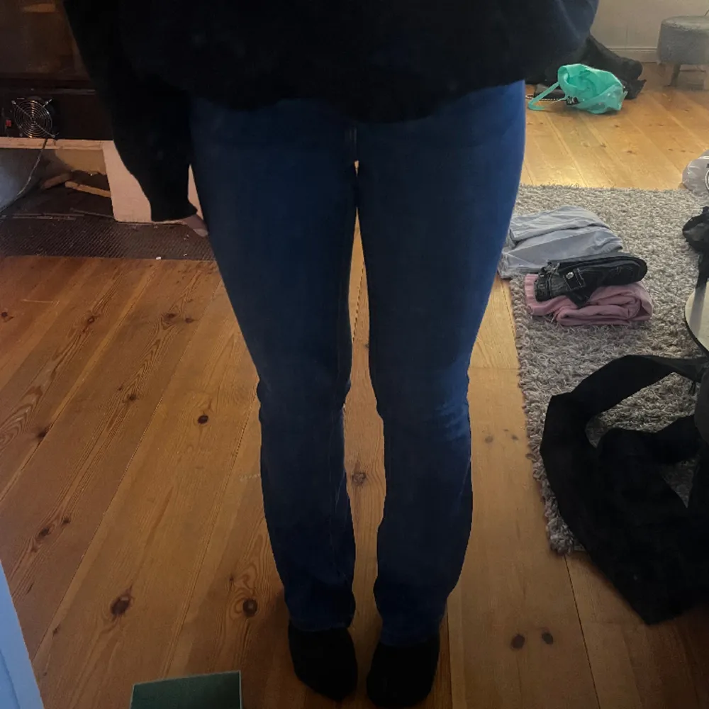 Mörkblåa, jättesköna jeans ifrån Vera Moda eller vila, osäker ❤️. Jeans & Byxor.