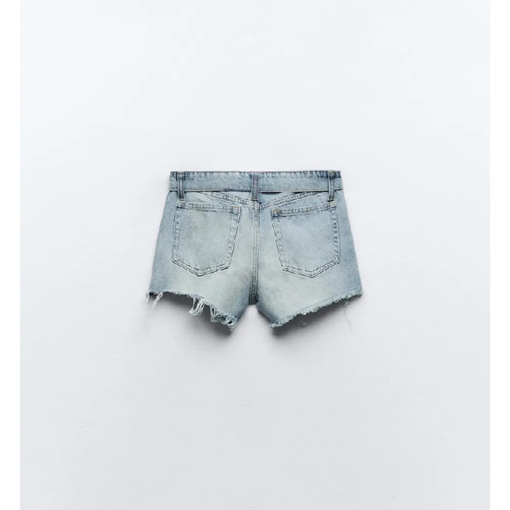 Helt nya shorts från zara helt ny med prislappen kvar. Endast testat, jag säljer den eftersom den är för liten för mig så jag kan inte skicka bilder med den på.         Dom är midwasit. Skriv om du har fler frågor 💕. Shorts.