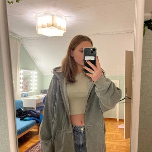 Chrissy hoodie brandy Melville  - Mycket bra skick, overzized hoodie i ljusgrön/grå från brandy Melville nypris ca 400 kr, det är onesize och sitter välldigt baggy på mig (s)  använder inte längre och vill därför sälja