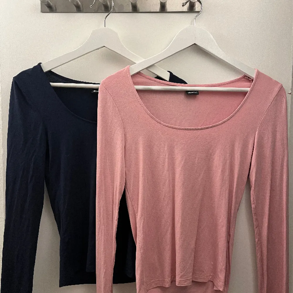 Säljer mina två fina Gina tröjor från ”Gina soft”. Både är använda lite och de sitter på superfint! Säljer båda för 80kr/ st eller båda för 140kr🥰 den rosa är M och den marinblåa är S. Men de sitter likadant på mig! Ingen större skillnad:) . Blusar.