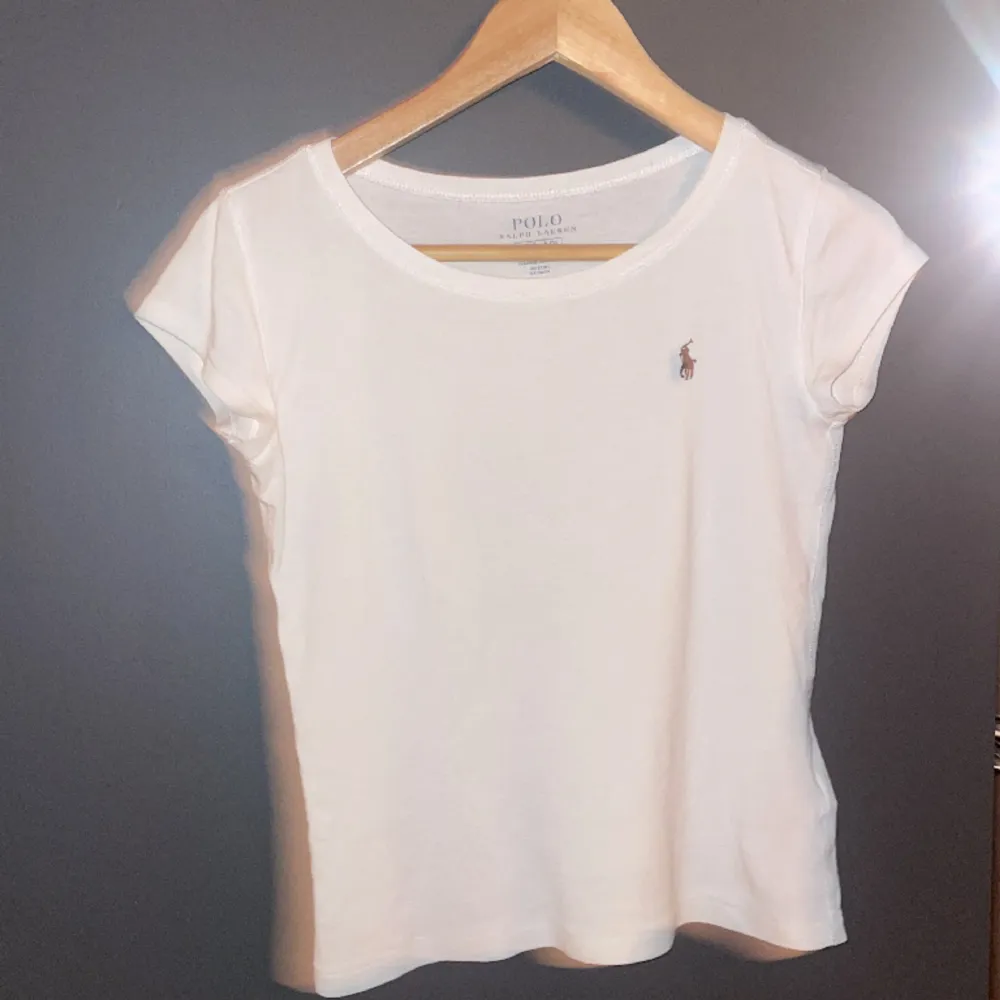 säljer denna ralph laurent tröjan i storlek M (barnstorlek) som motsvarar ca xs och den är i nyskick!! tröjan är vit och andra bilden visar ecakt samma fast blå! . T-shirts.