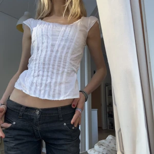  croppad blus - Supersöt insydd blus som jag croppat och sytt till band så att den går att knyta och bli figursydd. 