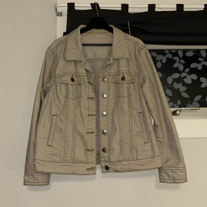 Vårjacka  - Säljer nu min jacka som tyvärr inte kommer till användning hos mig( jackan är ljusare i verkligheten), jackan är köpt second hand och har ingen lappkast så vet tyvärr inte vart den är ifrån❣️