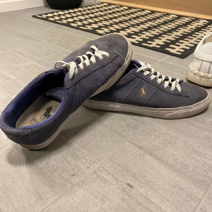 Ralph lauren skor - Snygga Ralph lauren skor som är använda sparsamt under en sommar. Snabb affär = billigt pris
