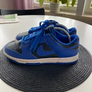 Nike dunk low i färgen ”hyper cobalt”, de är svarta, vita och blåa. Skorna är i jättebra skick då de knappt är använda. Nypris: 3000-3700kr 💕