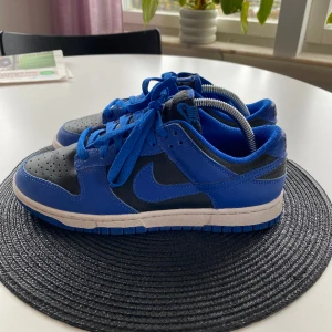 Nike dunk low hyper cobalt - Nike dunk low i färgen ”hyper cobalt”, de är svarta, vita och blåa. Skorna är i jättebra skick då de knappt är använda. Nypris: 3000-3700kr 💕