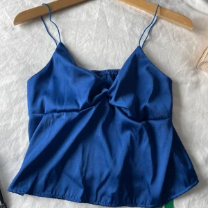 Festtopp - Blå Festtopp i satinmaterial, aldrig använd med lappar kvar