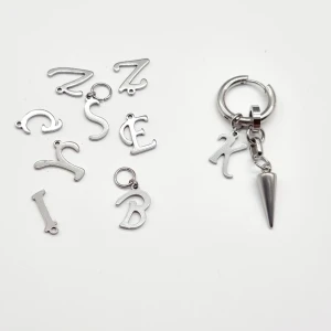 Handgjorda örhängen  - Personliga bokstäver. Handgjorda  örhängen.  ●Följ :@ekjewelryofficial🤲 ● 💎Material- 100% rostfritt stål ●Örhängeskrokar -rostfritt stål. Nickel fri. Längd -5cm.  Vattentåliga, ändrar inte färgen! Köp för 1st-100kr 