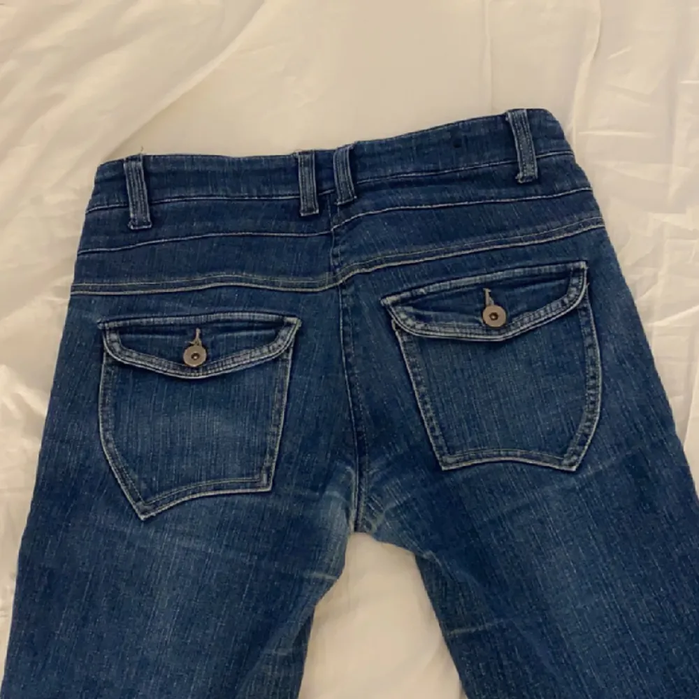 Säljer dessa lågmidjade jeans ifrån mywear young, dom är raka i modellen, storleken är 164 men passar på mig som vanligtvis har 34 i jeans, skriv vid intresse/frågor . Jeans & Byxor.