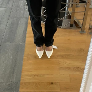 Klackskor från mango - Helt oanvända benvita klackar från mango! Köptes i juni för 499 kr till studenten men var för små och hann ej skickas tillbaks! Helt slutsålda! 