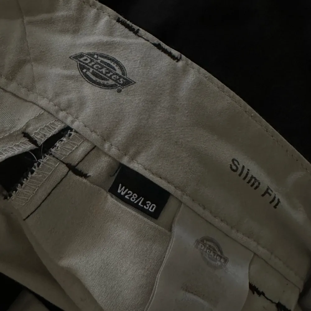 Ett par svarta byxor från Dickies i slim fit, storlek 28/30. Tappat lite färg.. Jeans & Byxor.