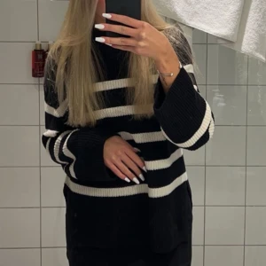 Randig stickad tröja - En randig stickad superfin tröja med slit längst ner. Lite längre modell