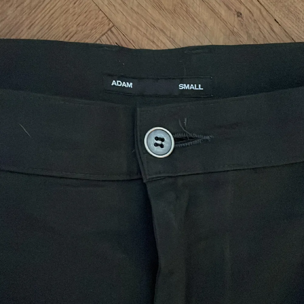 Cargo pants från adam small . Jeans & Byxor.