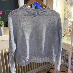 Stickad tröja - Har kommit till användning, men i bra skick ändå. Säljer den ändå för en billig peng 