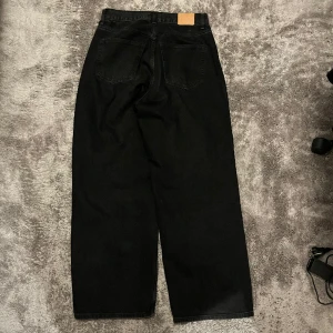 Astro jeans - Weekday astro jeans som har varit väldigt populära. Har en baggy passform som är mycket trendig. Jag är 185 och de passar mig perfekt. Meddela vid fler frågor !