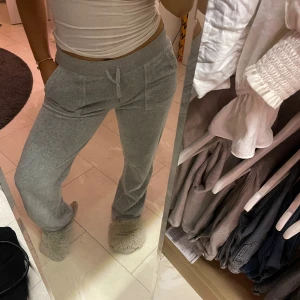 Juicy couture byxor - Säljer nu mina Juicy couture byxor, i ljus grå😍 Använda några gånger, säljer så dom bara ligger i garderoben!🥰 Hör av dig för fler bilder!❤️
