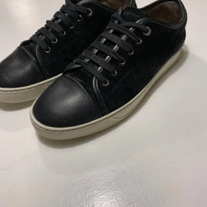 Lanvins - Feta lanvins i storlek 41, inga stora fel på dom. Inga större slitningar mer än en liten fläck på sulan! Tveka inte att fråga!