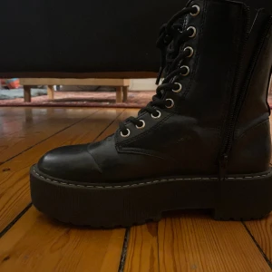 Snygga kängor  - Snygga bekväma kängor med hög platå. Med dragkedja på insidan. Tyvärr för små för mig. 