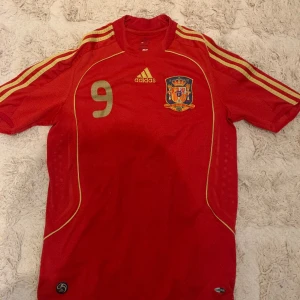 Spanien tröja 2008 - Fin tröja med bra skick nästan helt oanvänd 