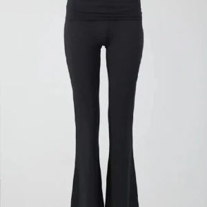 Gina yoga pants - Säljer mina mörk gråa yoga pants från Gina tricot, helt oanvända och jätte snygga o sköna! Hör av dig om du har frågor❤️