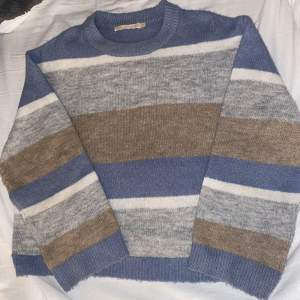 en beige, blå, vit och grå randig stickad tröja från lager 157 i strl. xs