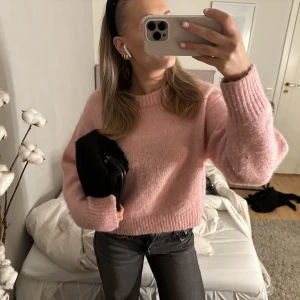 Rosa tröja H&M - Säljer denna super fina tröja från H&M!! Nästan aldrig använt därför nyskick 🩷🩷 hör av dig vid intresse!! Står XL på lappen men sitter som S. Pris går att diskutera 