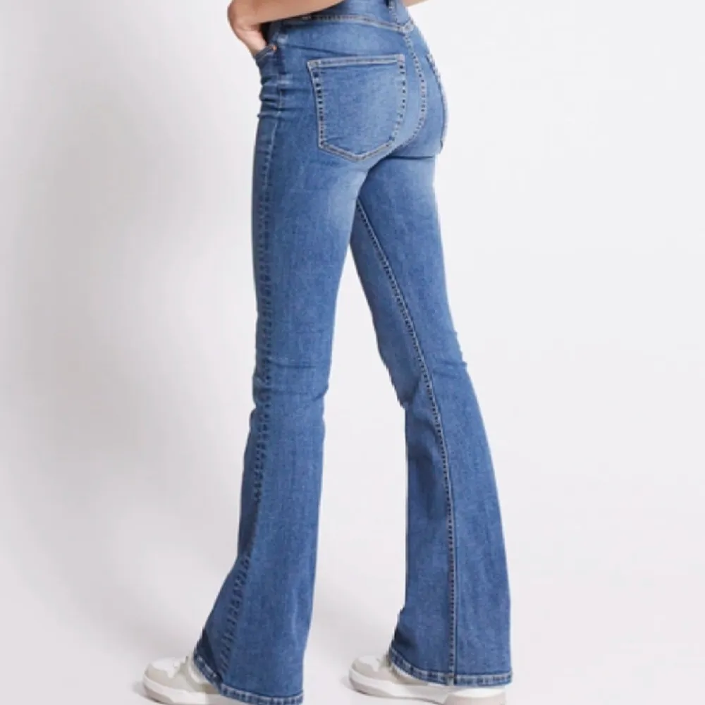 Super fina jeans från lager 157. Modellen är Snake flare och är i storlek xs. Jeansen är i bra skick och bara använda några gånger💕. Jeans & Byxor.
