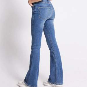 Super fina jeans från lager 157. Modellen är Snake flare och är i storlek xs. Jeansen är i bra skick och bara använda några gånger💕