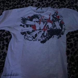 As cool wax T-shirt  - Väldigt cool tryck  wax tröja knappt andvänd och jättemycket detaljer