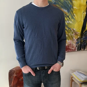 Cashmere tröja - Fet stickad tröja från Italien, välanvänd med lite noppror som syns på bilden. Tröjan består bland annat av cashmere och merino ull. Kom pm vid frågor 