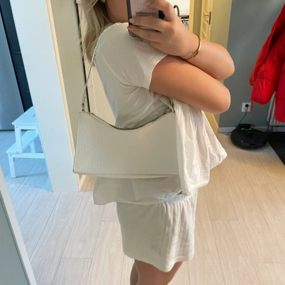 så söt väska från bikbok, köpt för 699kr använd kanske 1 gång… 😃😃😃. Asusteet.
