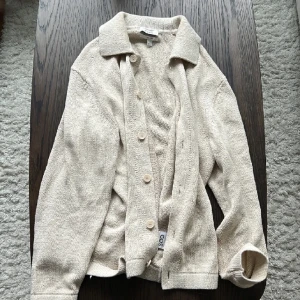 Stickad kofta COS - Köpt här på Plick, väldigt fint skick! 