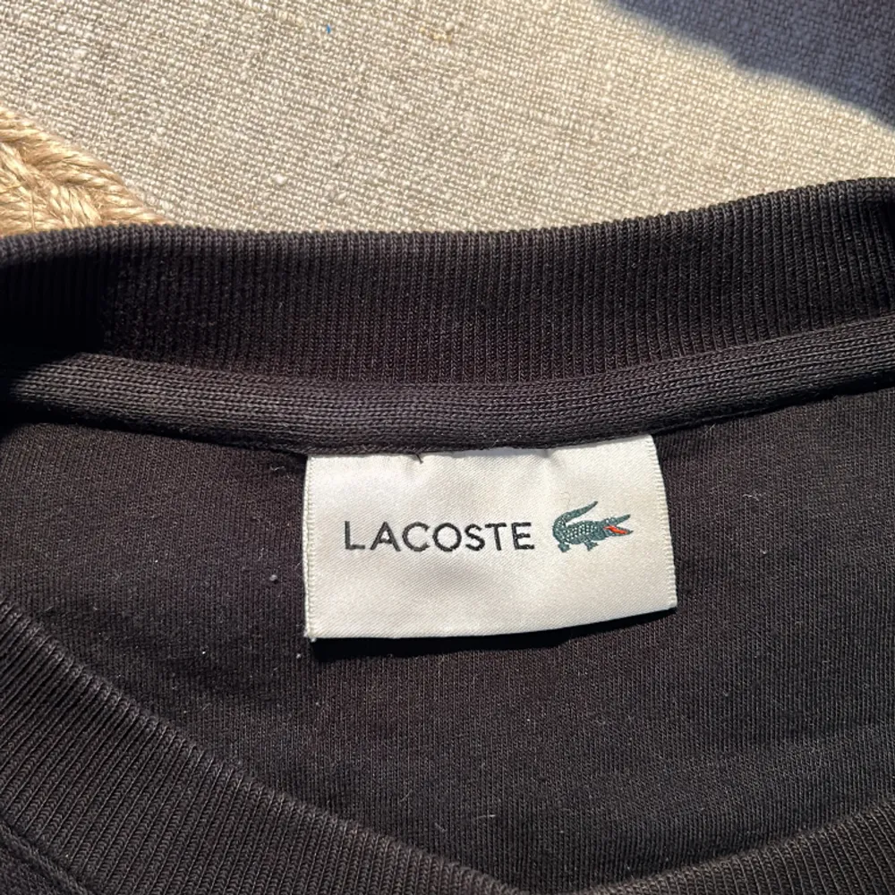 Svart Lacoste sweatshirt i riktigt fint skick, knappt använd. 100% bomull. Nypris 1200+ kr. Kom pm vid frågor 🔥. Hoodies.