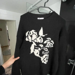 Stickad tröja ZARA - Ganska använd stickad tröja perfekt nu till våren! Bra skick, skriv för fler bilder! 
