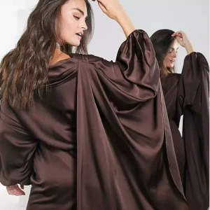 Satinklänning - Stl S. Knappt använd. Lånade bilder pga potatiskamera, men kan ordna vid efterfrågan. 69kr i frakt.