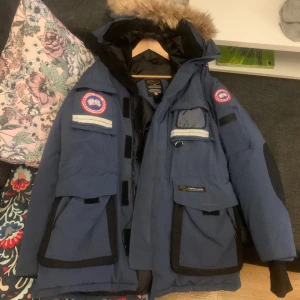 Canada Goose expedition Parka - Säljes en Canada goose Expedition Parka i bra skick  Använd 2-3 vintrar några gånger  Inga skador eller dylikt  Storlek XL