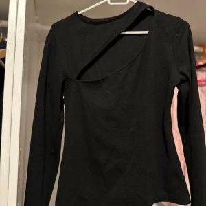 Tröja  - Svart tröja med detaljer på nacken 