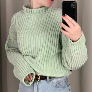 Superfin ljusgrön stickad tröja från hm i storlek S. 💕Finns inte längre hos hm vad jag sett. Går även att vika upp  kragen mer om så önskas. 💕 Köpte för ca 249kr, säljes för 99kr + frakt. 💕