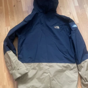 North Face skidjacka  - Nästan oanvänd skidjacka, lång och cool modell. Grön och svart.  