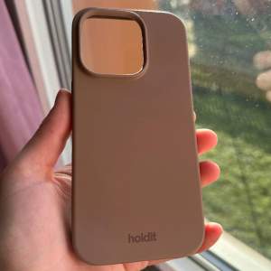 Ljusbrunt telefonskal i från Holdit Passar iPhone 14 pro