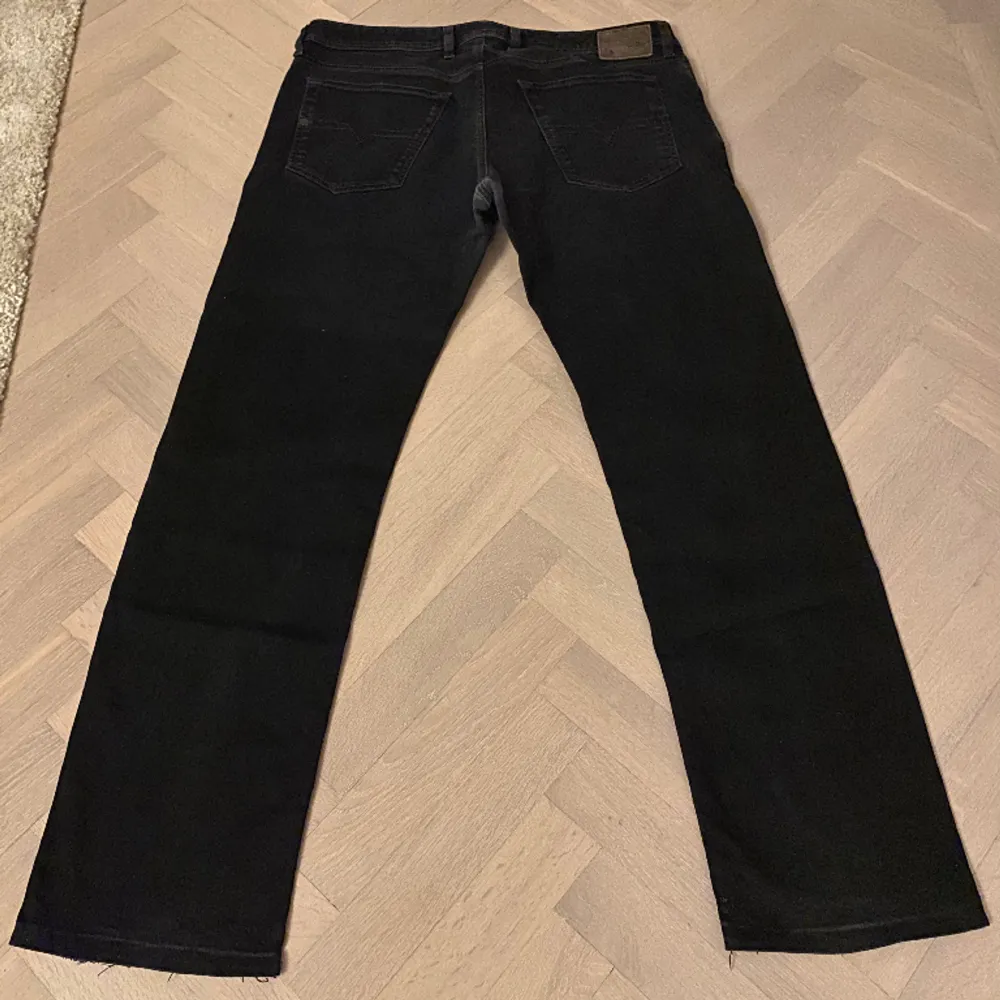 Snygga svarta vintage Diesel jeans. Storlek 36/34 men känns mer som 34/32 . Jeans & Byxor.