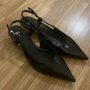 Klackskor - 3cm klack med spetsig tå i storlek 40 från Zara