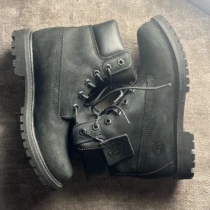 Oanvända Timberlands i äkta läder! - Helt oanvända Timberlands i äkta läder! I storlek 38💖 så snygga och perfekta till det kalla vädret! Önskar att jag själv kunde ha dem! Pris går att diskutera!💖