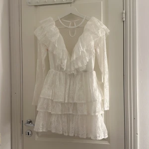 Studentklänning  - Säljer min avslutningsklänning som jag hade när jag gick ut 9an. Passar perfekt som studentklänning. Köpt ifrån SHEIN för 350kr, och endast använd 1 gång. Som ny💗💗