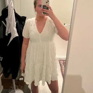 Vit klänning  - Hej!! Jag säljer denna superfina klänningen från Bubbleroom i stolek M, helt oanvänd med lappen på. Säljer den för att den inte kom till användning under studenten. 500 kr + frakt 😊
